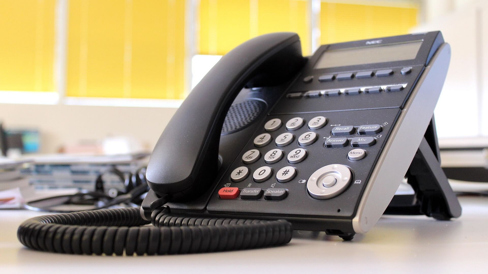 Schwarzes Telefon im Büro