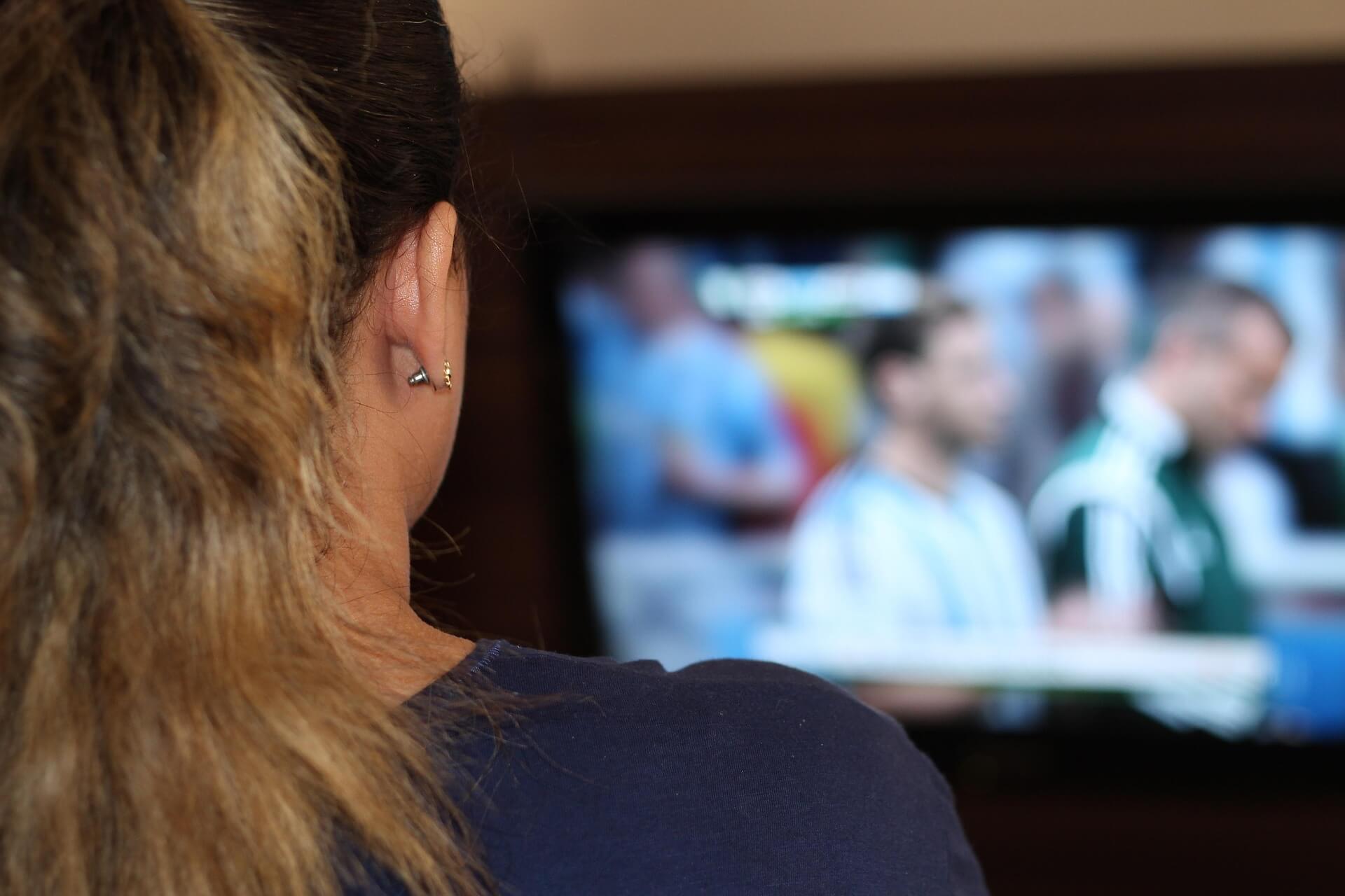 Frau schaut Fernsehen